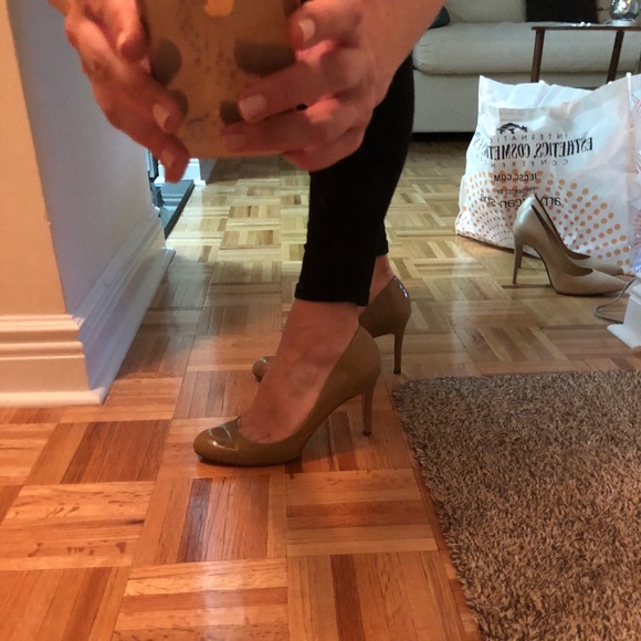 Barneys New York Beige Patent Leather Pumps Sz 9 - Picture 2 of 8